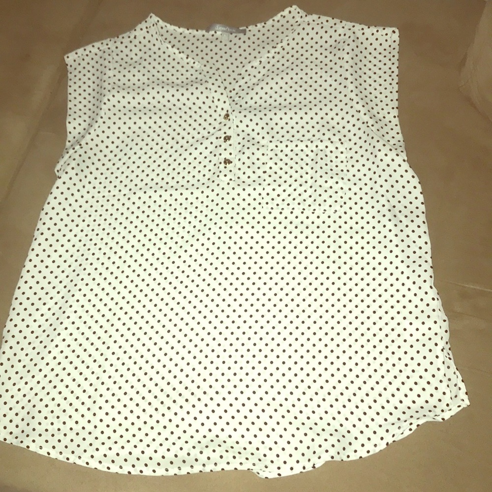 Casual polka dot top with left front pocket